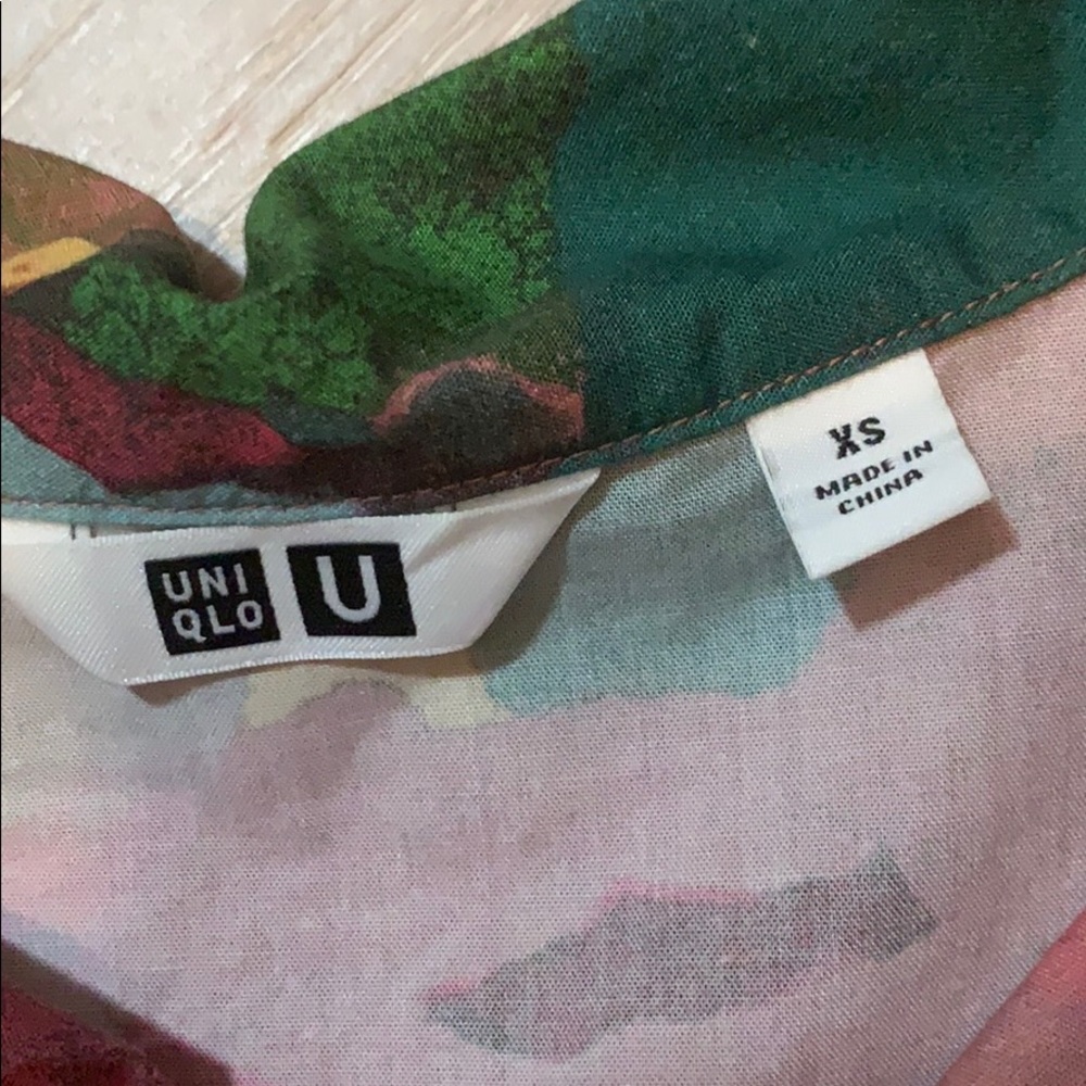 uniqlo short sleeves - Picture 2 of 2